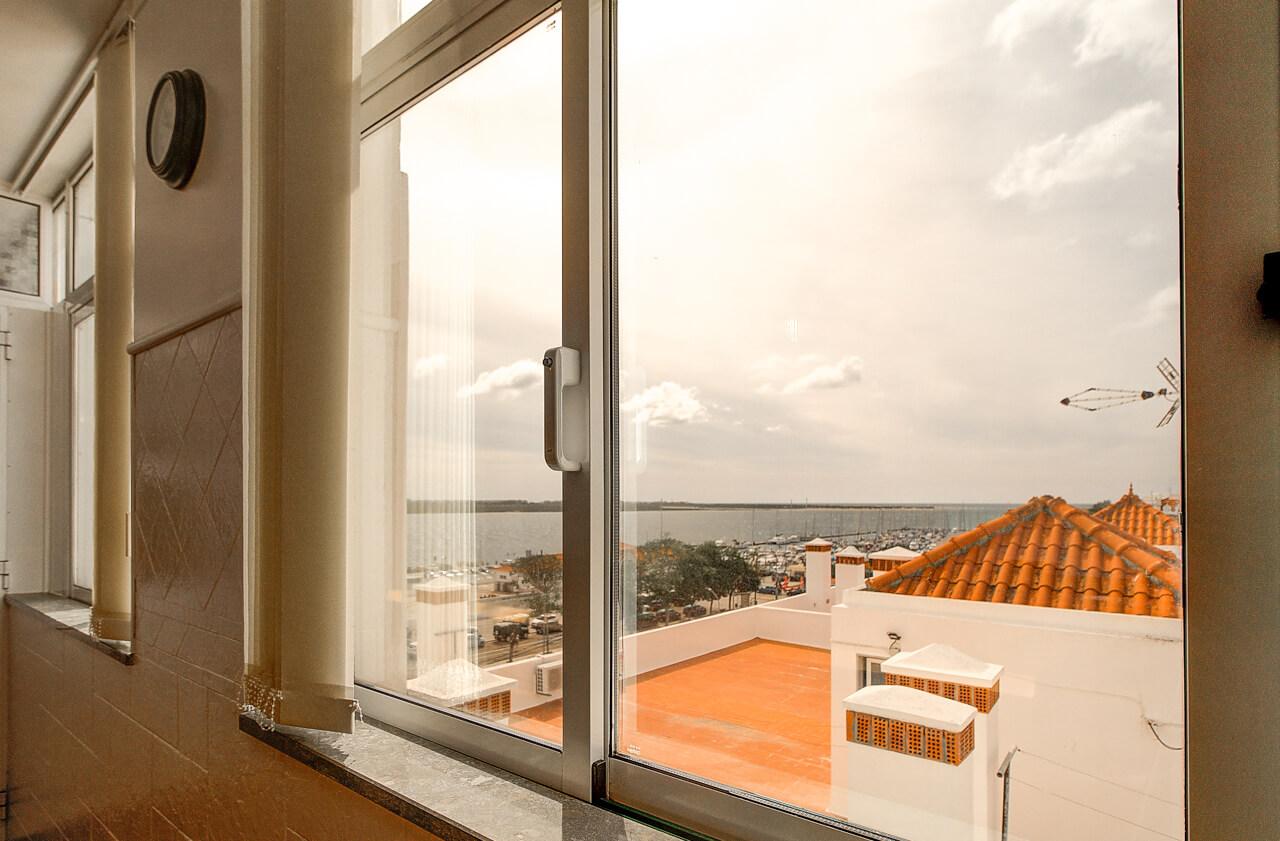 Apartamento T2 com vistas panorâmicas sobre o rio e o oceano