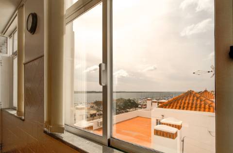 Apartamento T2 com vistas panorâmicas sobre o rio e o oceano
