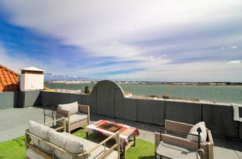 Apartamento T2 com vistas panorâmicas sobre o rio e o oceano