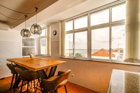 Apartamento T2 com vistas panorâmicas sobre o rio e o oceano