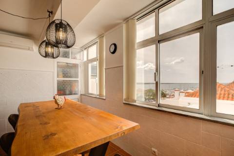 Apartamento T2 com vistas panorâmicas sobre o rio e o oceano