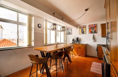 Apartamento T2 com vistas panorâmicas sobre o rio e o oceano