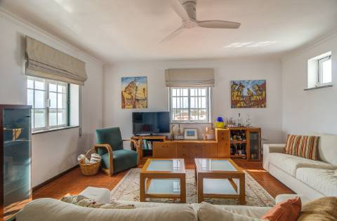 Apartamento T2 com vistas panorâmicas sobre o rio e o oceano