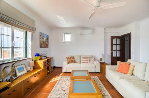 Apartamento T2 com vistas panorâmicas sobre o rio e o oceano