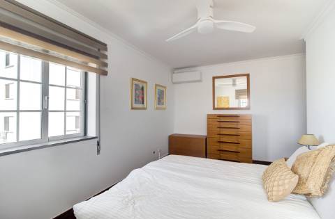 Apartamento T2 com vistas panorâmicas sobre o rio e o oceano