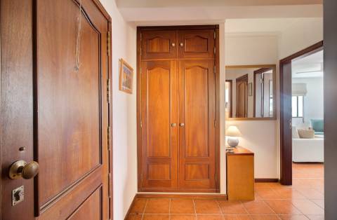 Apartamento T2 com vistas panorâmicas sobre o rio e o oceano