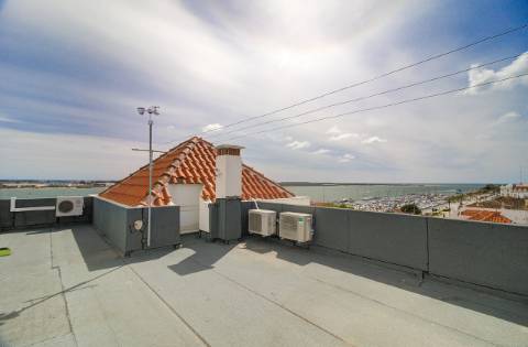 Apartamento T2 com vistas panorâmicas sobre o rio e o oceano