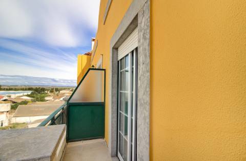 Apartamento T2 com vistas panorâmicas sobre o rio e o oceano