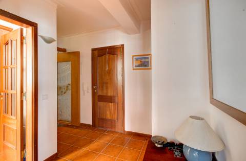 Apartamento T2 com vistas panorâmicas sobre o rio e o oceano