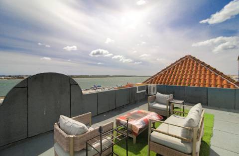 Apartamento T2 com vistas panorâmicas sobre o rio e o oceano