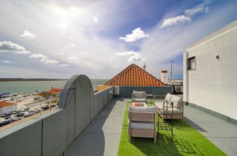 Apartamento T2 com vistas panorâmicas sobre o rio e o oceano