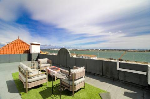 Apartamento T2 com vistas panorâmicas sobre o rio e o oceano