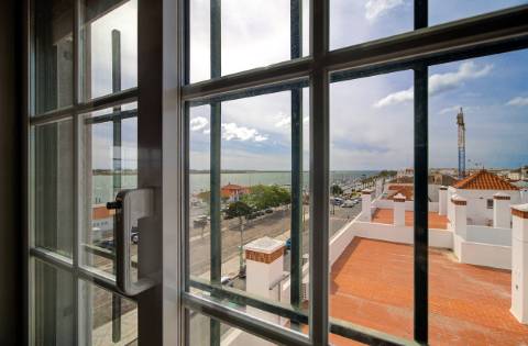 Apartamento T2 com vistas panorâmicas sobre o rio e o oceano
