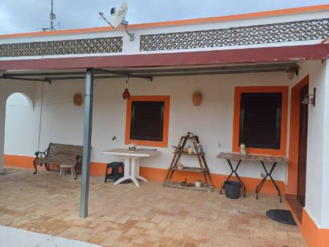 Casa Térrea T2 mobilada com vista sob o Rio Guadiana para Arrendamento Anual.