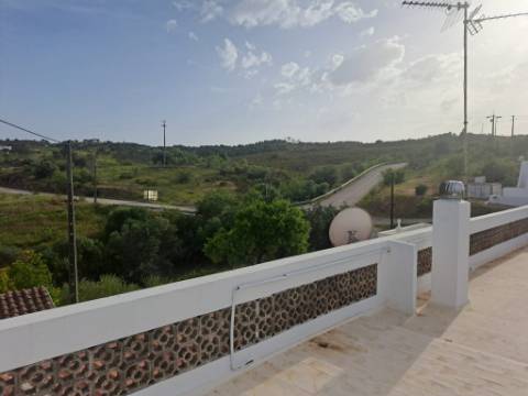 Casa Térrea T2 mobilada com vista sob o Rio Guadiana para Arrendamento Anual.