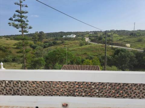Casa Térrea T2 mobilada com vista sob o Rio Guadiana para Arrendamento Anual.