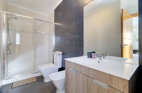 Elegante T2 no rés-do-chão com estilo de vida de resort em VRSA