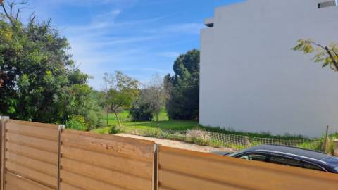 Apartamento T2 r/c elevado com linhas direitas em Tavira