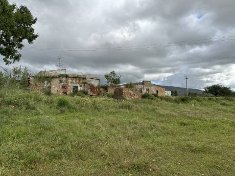 Terreno com 2407m2 com projeto aprovado para moradia térrea T3