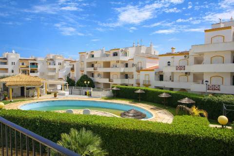 Apartamento T3 Remodelado na Urbanização do Vale Caranguejo, em Tavira!
