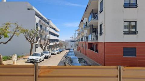 Apartamento T2, r/c elevado com linhas direitas em Tavira