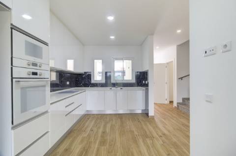 Deslumbrante moradia T3 nova a estrear com piscina, em Altura