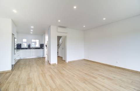 Deslumbrante moradia T3 nova a estrear com piscina, em Altura