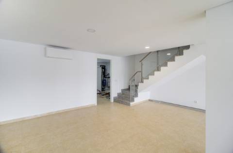 Deslumbrante moradia T3 nova a estrear com piscina, em Altura