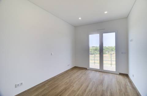 Deslumbrante moradia T3 nova a estrear com piscina, em Altura