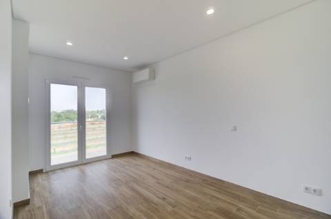 Deslumbrante moradia T3 nova a estrear com piscina, em Altura