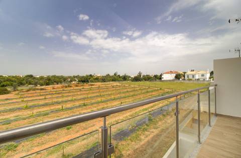 Deslumbrante moradia T3 nova a estrear com piscina, em Altura