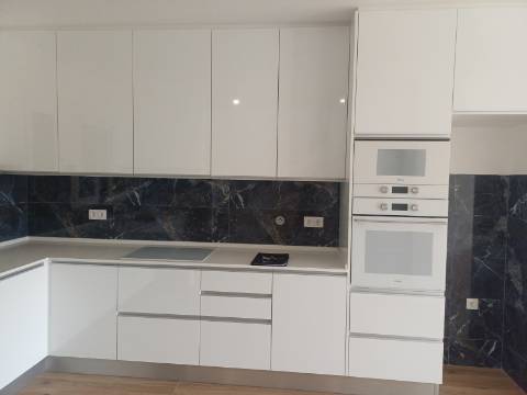 Moradia T3 moderna e luminosa, nova a estrear, localizada em Altura