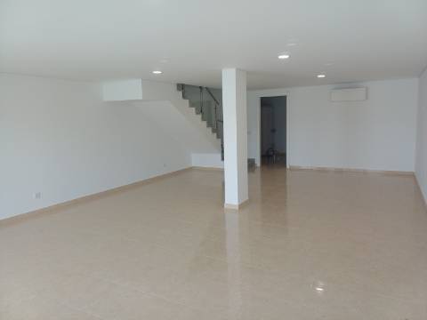 Moradia T3 moderna e luminosa, nova a estrear, localizada em Altura