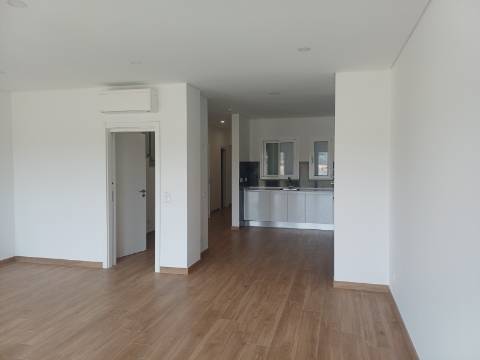 Moradia T3 moderna e luminosa, nova a estrear, localizada em Altura