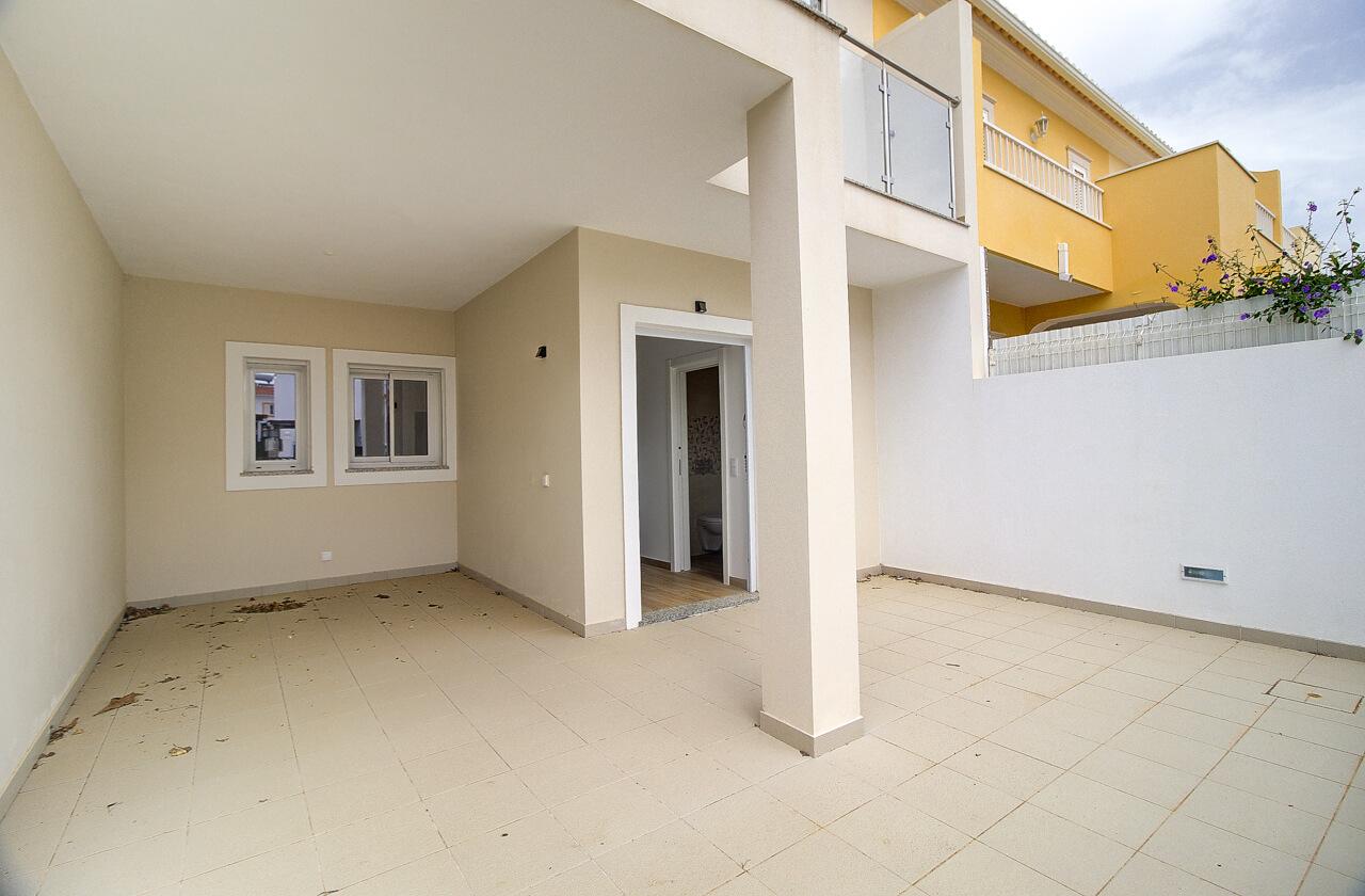 Moradia T3 moderna e luminosa, nova a estrear, localizada em Altura