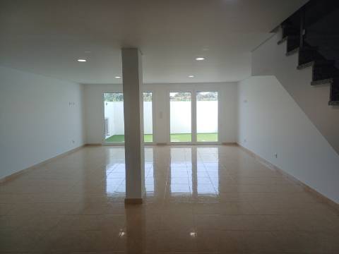 Moradia T3 moderna e luminosa, nova a estrear, localizada em Altura