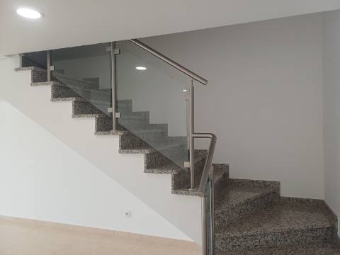 Moradia T3 moderna e luminosa, nova a estrear, localizada em Altura