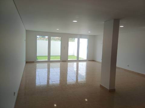 Moradia T3 moderna e luminosa, nova a estrear, localizada em Altura