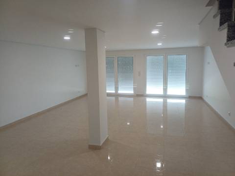 Moradia T3 moderna e luminosa, nova a estrear, localizada em Altura