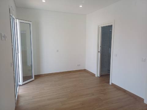 Moradia T3 moderna e luminosa, nova a estrear, localizada em Altura