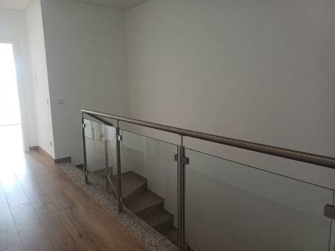 Moradia T3 moderna e luminosa, nova a estrear, localizada em Altura