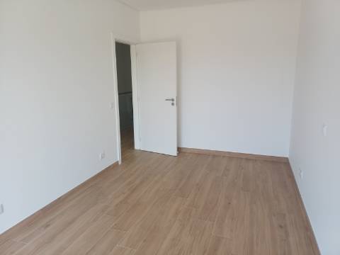 Moradia T3 moderna e luminosa, nova a estrear, localizada em Altura