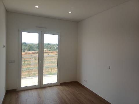 Moradia T3 moderna e luminosa, nova a estrear, localizada em Altura