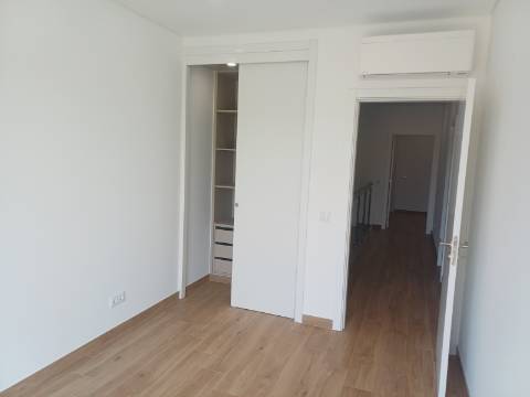 Moradia T3 moderna e luminosa, nova a estrear, localizada em Altura