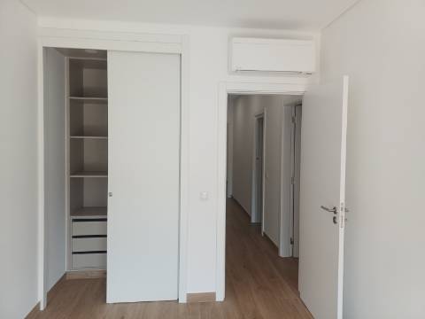 Moradia T3 moderna e luminosa, nova a estrear, localizada em Altura