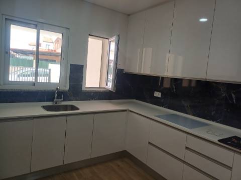 Moradia T3 moderna e luminosa, nova a estrear, localizada em Altura