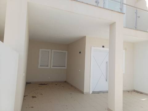 Moradia T3 moderna e luminosa, nova a estrear, localizada em Altura