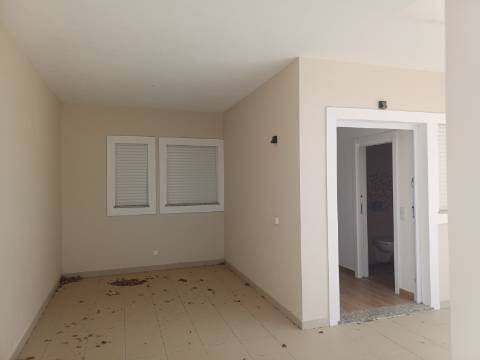 Moradia T3 moderna e luminosa, nova a estrear, localizada em Altura