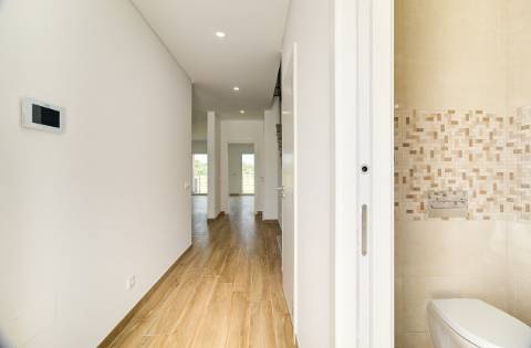 Moradia T3 moderna e luminosa, nova a estrear, localizada em Altura