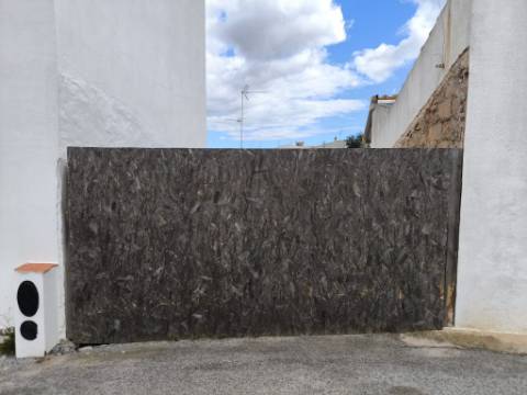 TERRENO URBANO COM 118 M² COM PROJECTO APROVADO PARA CONSTRUÇÃO DE MORADIA T2 NO CENTRO DA JUNQUEIRA - CASTRO MARIM - ALGARVE